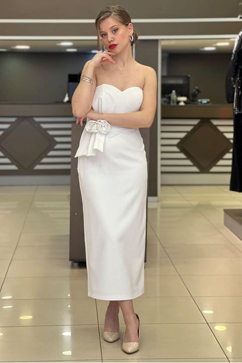 Straplez Gül Fiyonk Detay Arkası Yırtmaçlı Abiye-Beyaz