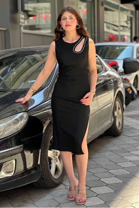 Yaka İnci Detay Pencereli Uzun Yırtmaçlı Elbise-Siyah