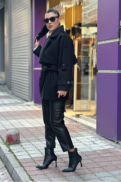 Sırtı Rüzgarlı Kuşaklı Oversize Kısa Kaşe Kaban-Siyah