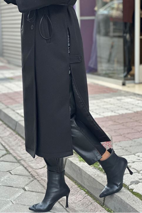 Uzun Yandan Yırtmaçlı Deri Kemerli Kaşe Kaban-Siyah